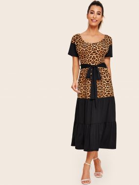 Платье с глубоким круглым вырезом, леопардовым принтом и поясом