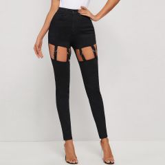Черные облегающие джинсы с разрезом и пряжкой