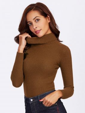 Вязаный свитер с высоким вырезом
