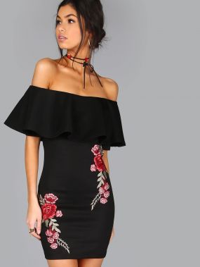 Чёрное платье с открытыми плечами с аппликацией розы