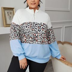 Контрастный пуловер на молнии размера плюс с леопардовым узором