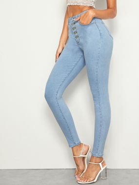 Приталенные джинсы с пуговицами