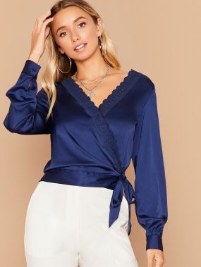 Атласная блуза с оригинальным рукавом и кружевом