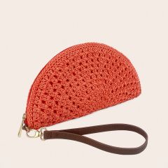 Полукруглая плетеная сумка-клатч с браслетом