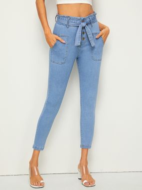 Приталенные джинсы с поясом и пуговицами