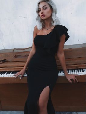 Чёрное модное платье на одно плечо