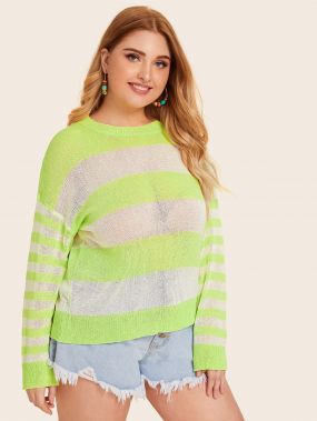 Полосатый контрастный свитер размера плюс