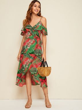 Платье на запах с тропическим принтом, завязкой сбоку, оборкой и открытым плечом