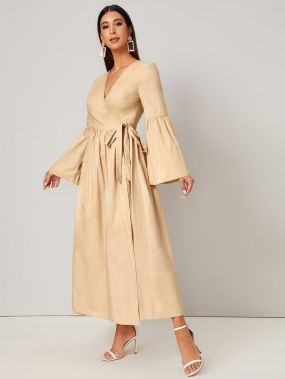 Расклешенное платье с поясом и рукавами колокол