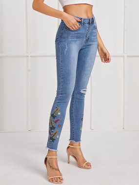 Рваные джинсы с необработанным низом и вышивкой